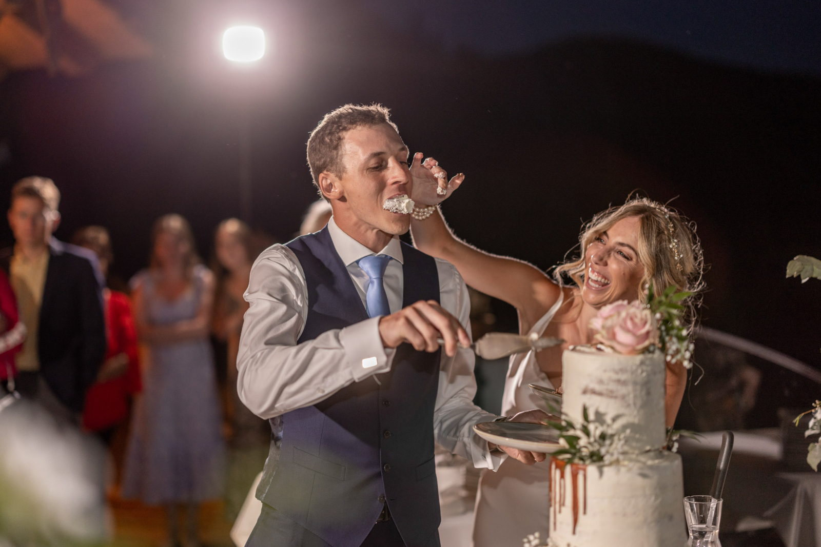 Hochzeitstorten Anschnitt bei der Auslands Hochzeit in den Bergen Österreichs