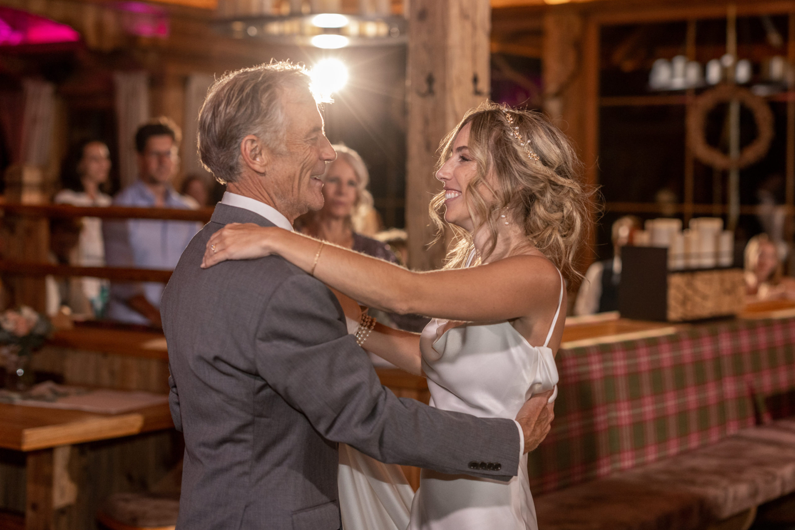 Vater Tochter Tanz bei der Auslands Hochzeit in den Bergen in Österreich