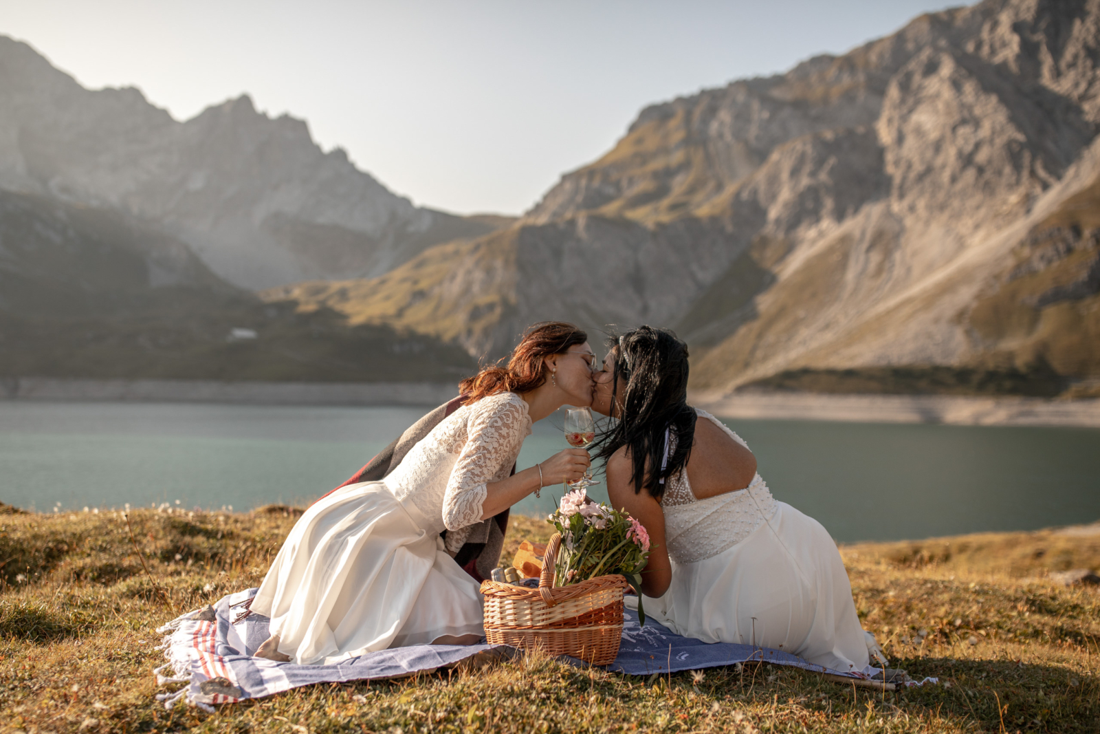 Hochzeit mit Picknick in den Bergen in Österreich