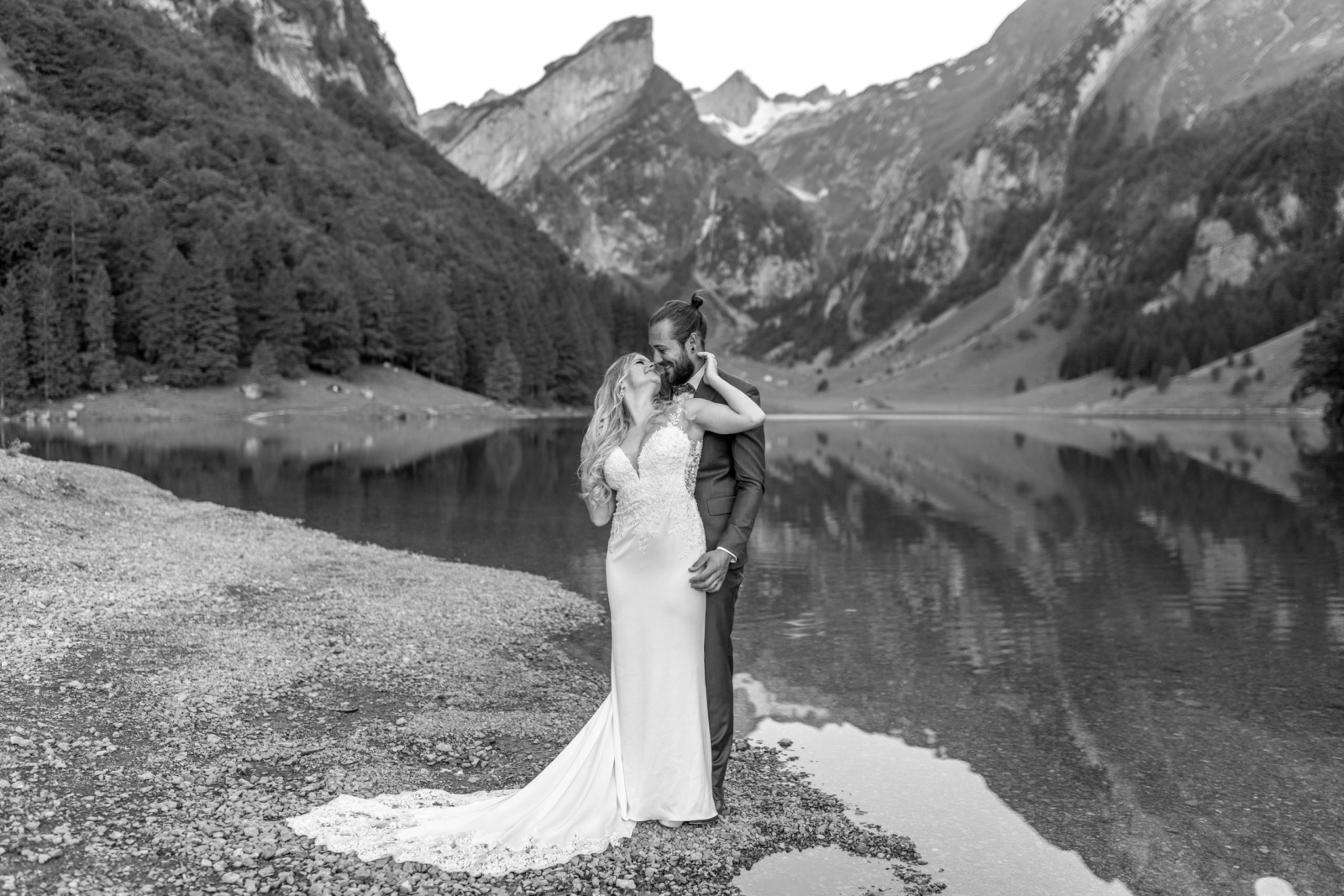 schwarz weiß Hochzeitsfotos in den Bergen in der Schweiz