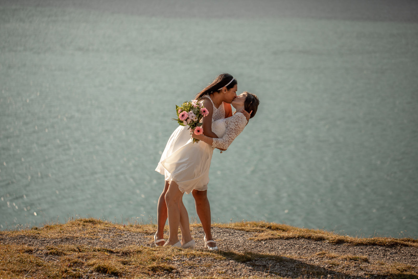 Hochzeitsfotos bei einem Türkisen Bergsee in Österreich