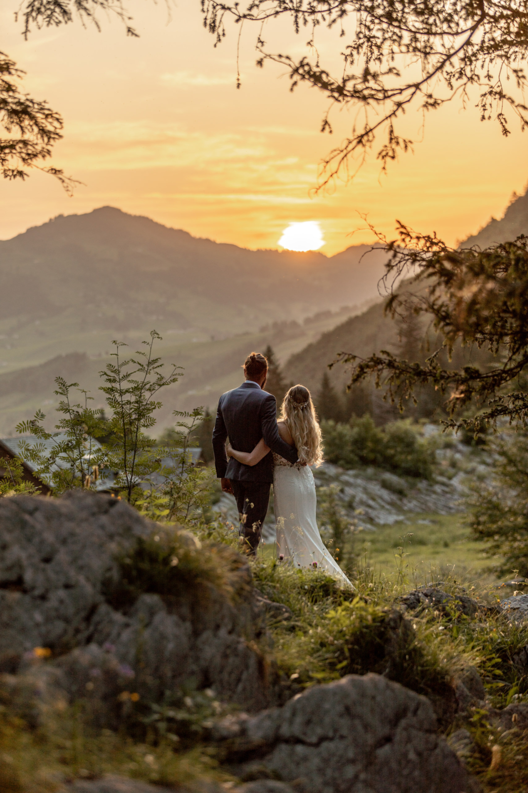 traumhafte Hochzeitsfotos bei Sonnenaufgang in den Bergen