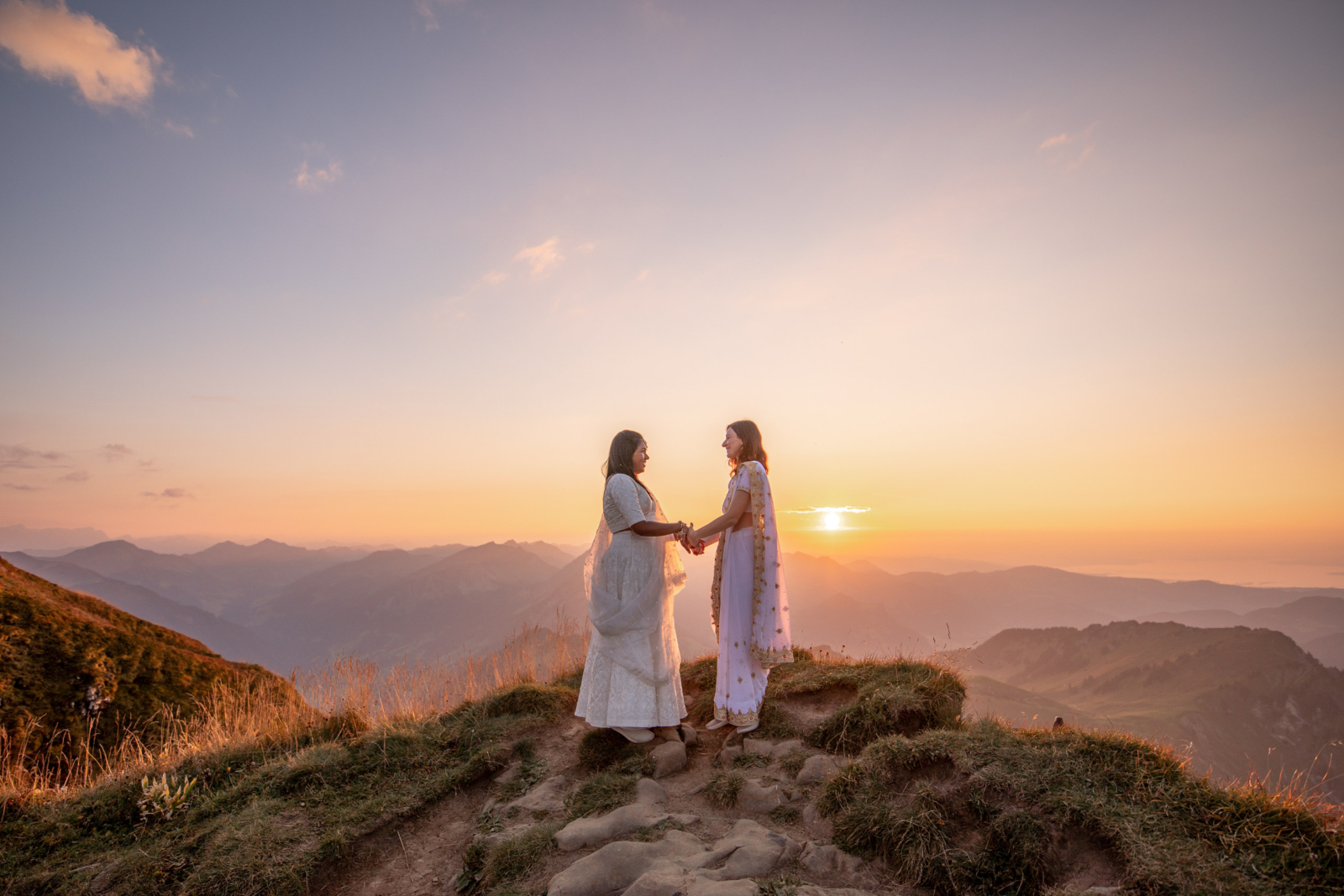Hochzeitsfotos in den Bergen zum Sonnenuntergang