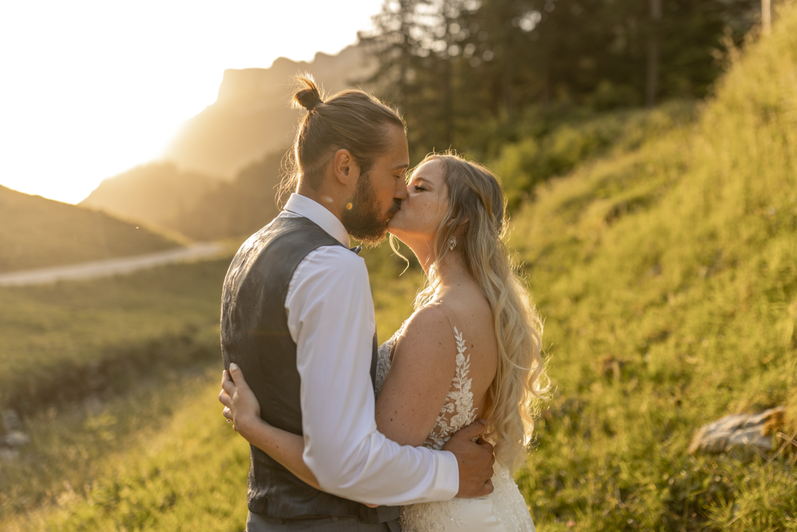 romantische Hochzeitsfotos im goldenen Sonnenaufgangslicht