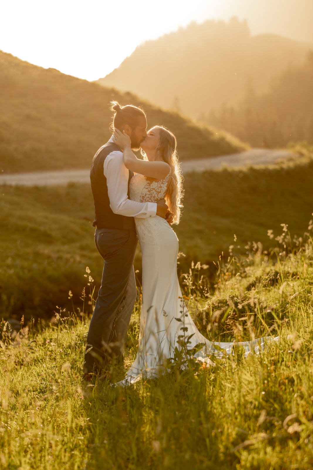 Hochzeitsfotos bei Sonnenaufgang in den Schweizer Bergen
