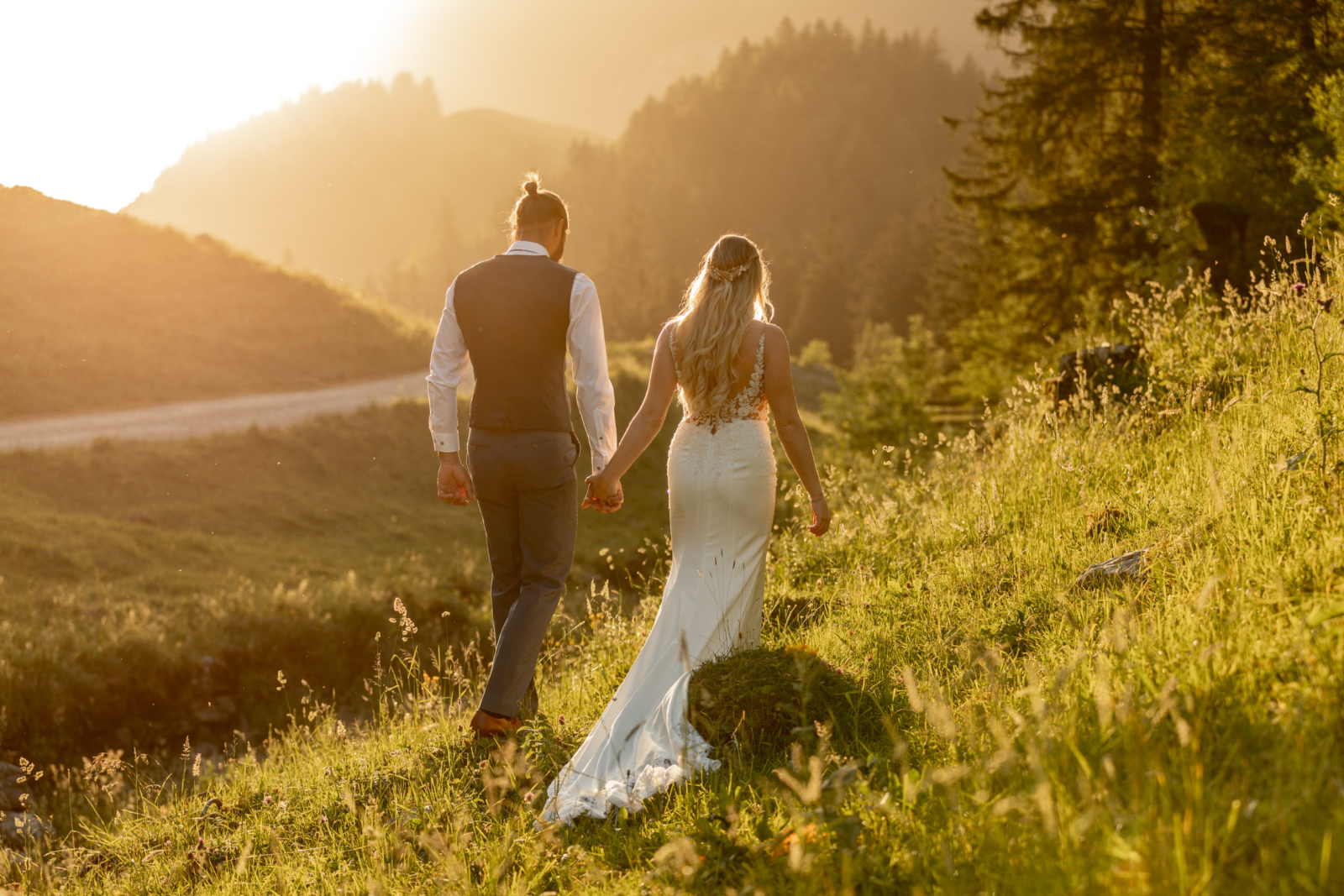 romantische Hochzeitsfotos bei Sonnenaufgang in den Schweizer Bergen