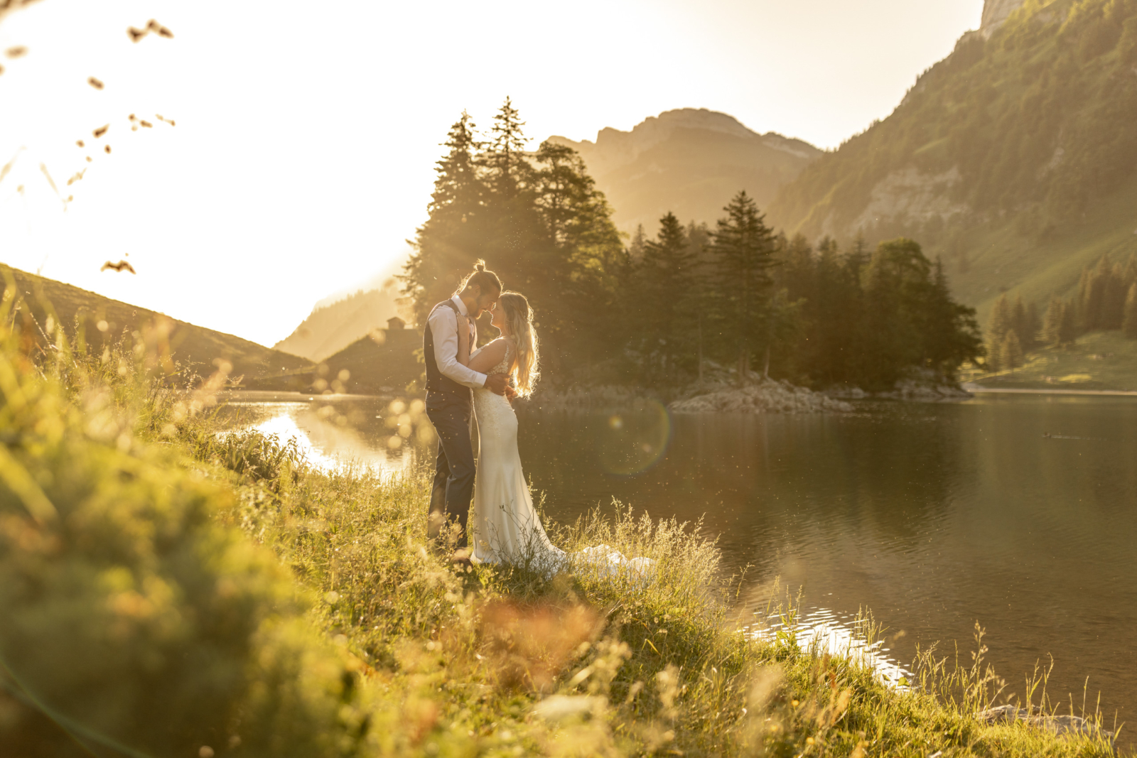 goldenes Licht beim Hochzeits Fotoshooting am Seealpsee in der Schweiz